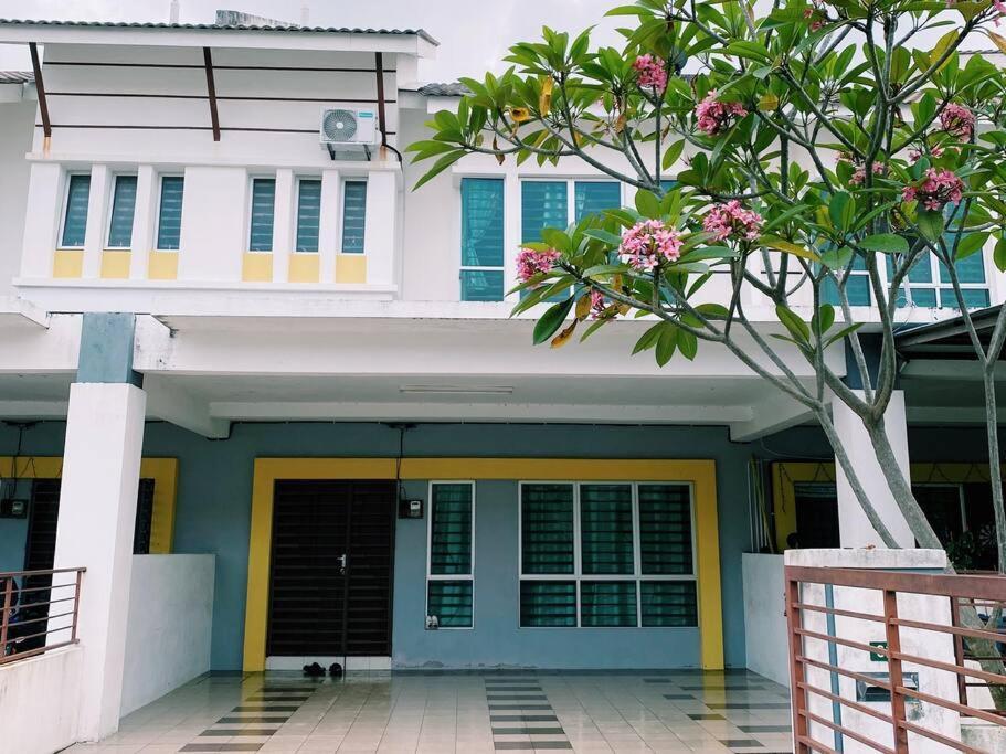 Spacious Cozy Lakeville Homestay 4 Bedrooms All With Aircond Сери-Искандар Экстерьер фото